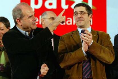 Manuel Chaves, presidente del PSOE, y el líder del PSE, Patxi López, en Portugalete (Vizcaya).