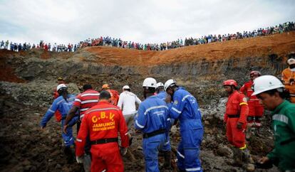 Equipo de rescate en la mina de Santander de Quilichao este jueves.