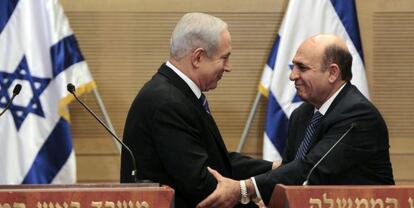 Netanyahu y Mofaz se saludan en el Parlamento el pasado mayo.