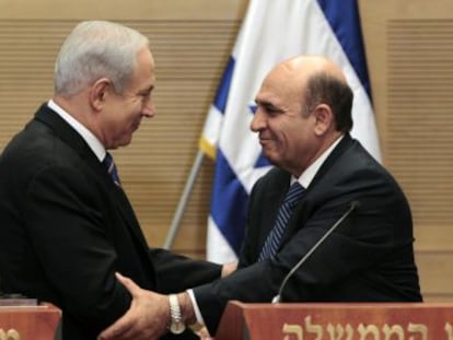 Netanyahu y Mofaz se saludan en el Parlamento el pasado mayo.