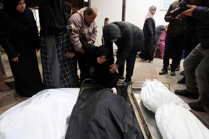 Palestinos de la familia Ashour lloran la muerte de sus seres queridos tras un bombardeo israelí, este jueves en la morgue del hospital Najar en Rafah, en el sur de la franja de Gaza. 