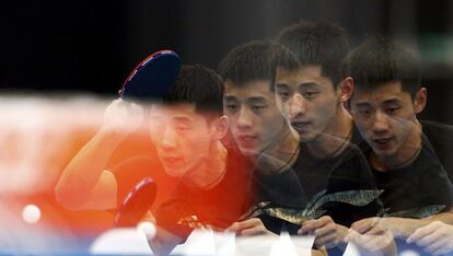 Entrenamiento de tenis de mesa del chino Zhang Jike.