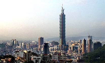 Recién inaugurado, el rascacielos Taipei 101 ostenta, con sus 508 metros, el récord mundial de altura.

Diseñada por David Childs y Daniel Libeskind, la Torre de la Libertad levantará sus 610 metros de altura en la Zona Cero de Manhattan.