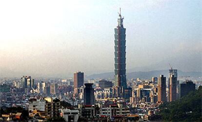 Recién inaugurado, el rascacielos Taipei 101 ostenta, con sus 508 metros, el récord mundial de altura.
Diseñada por David Childs y Daniel Libeskind, la Torre de la Libertad levantará sus 610 metros de altura en la Zona Cero de Manhattan.