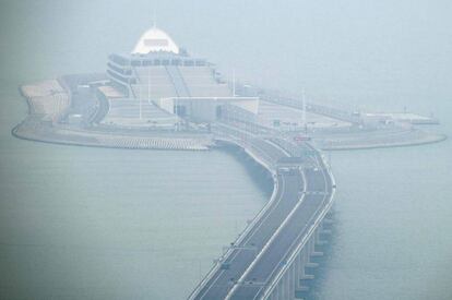 Vista del puente Hong Kong-Zhuhai-Macao es un proyecto de ingeniería civil que consiste en una serie de puentes y túneles que conectan Hong Kong, Macao y Zhuhai. Se ha construido túneles que se unen los diferentes tramos de puente por medio de dos islas artificiales