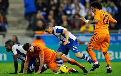 Córdoba, Xabi Alonso, Torje y Marcelo pugnan por la pelota. 