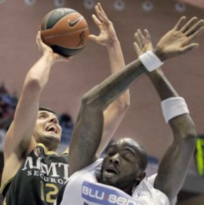 Stephane Lasme intenta taponar el tiro de Nikola Mirotic, del Real Madrid, ayer en Santiago.