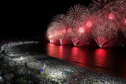 Miles de personas observan los fuegos artificiales de año nuevo en la playa de Copacabana, en Río de Janeiro (Brasil).