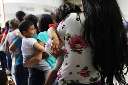 Mujeres inmigrantes con sus hijos, a finales de junio en McAllen (Texas)