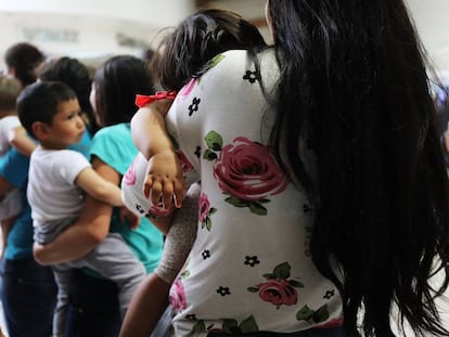 Mujeres inmigrantes con sus hijos, a finales de junio en McAllen (Texas)