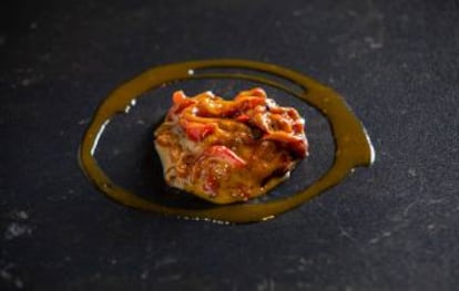 Plato de pimientos rojos asados al carbón del restaurante Kaleja, en Málaga.