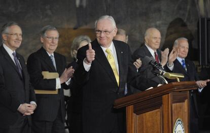 El comandante Armstrong saluda tras recibir la Medalla del Congreso de EE UU el 16 de noviembre de 2011.