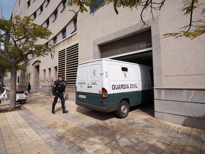 Un furgón de la Guardia Civil entra en el garaje de la Audiencia Provincial de Santa Cruz de Tenerife, donde se instruye el 'caso Mediador'.