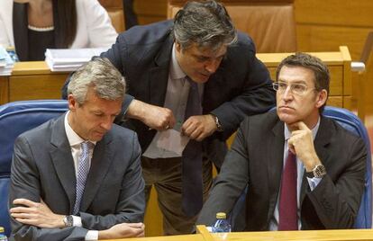 Pedro Puy, entre Rueda y Feij&oacute;o, en una sesi&oacute;n parlamentaria de 2013.