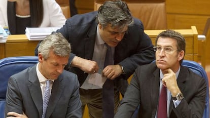 Pedro Puy, entre Rueda y Feijóo, en una sesión parlamentaria de 2013.