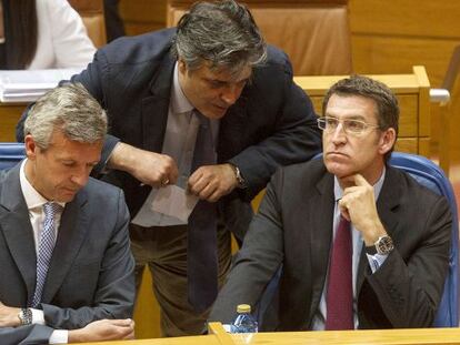 Pedro Puy, entre Rueda y Feij&oacute;o, en una sesi&oacute;n parlamentaria de 2013.