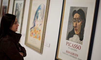 Una visitante en la exposición <i>Los carteles de Picasso</i>.