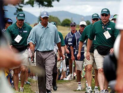 Tiger Woods, rodeado de guardaespaldas, durante su primer entrenamiento.