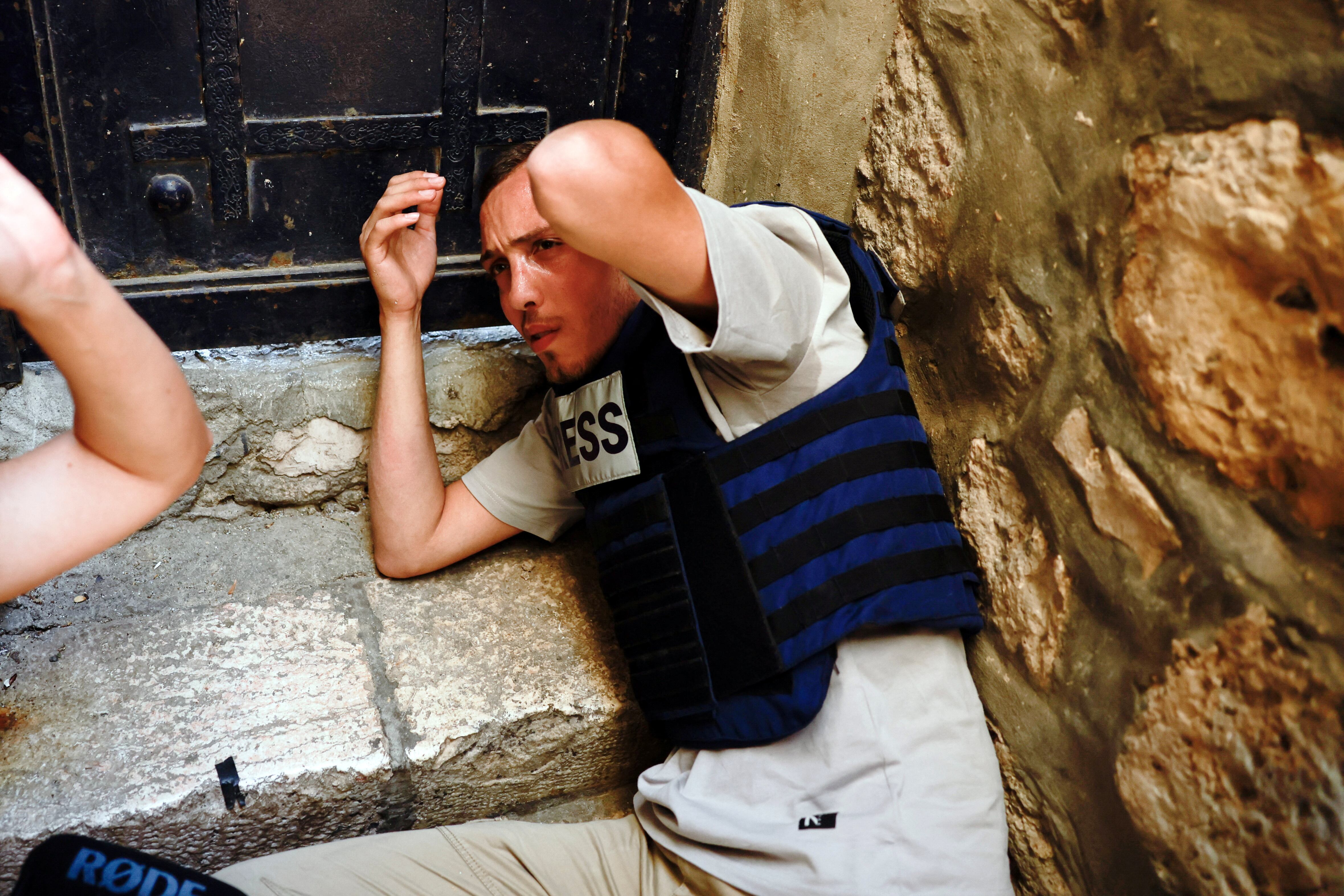 Un periodista tumbado en el suelo tras ser agredido por participantes de la marcha anual del Día de Jerusalén.