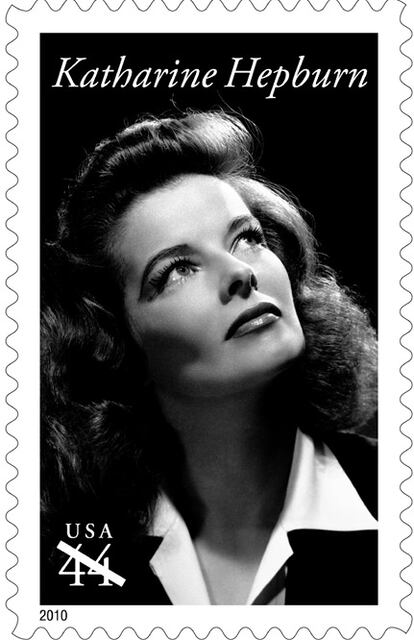 El rostro de Katharine Hepburn, estrella de clásicos del cine como <i> La fiera de mi niña </i> y <i>La Reina de África </i>, ahora decora un sello postal estadounidense de 44 centavos de dólar. La actriz pelirroja es la estrella número 16 honrada por el Servicio Postal de EE UU a través de la serie Leyendas de Hollywood. "Katharine Hepburn será recordada por generaciones, por su incomparable habilidad como actriz y como un modelo de conducta para mujeres que optaron por vivir sus vidas bajo sus propios términos", ha explicado el director general de correos John Potter.