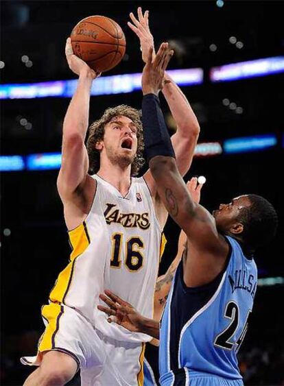 Pau Gasol entre a canasta ante la oposición de Paul Millsap.