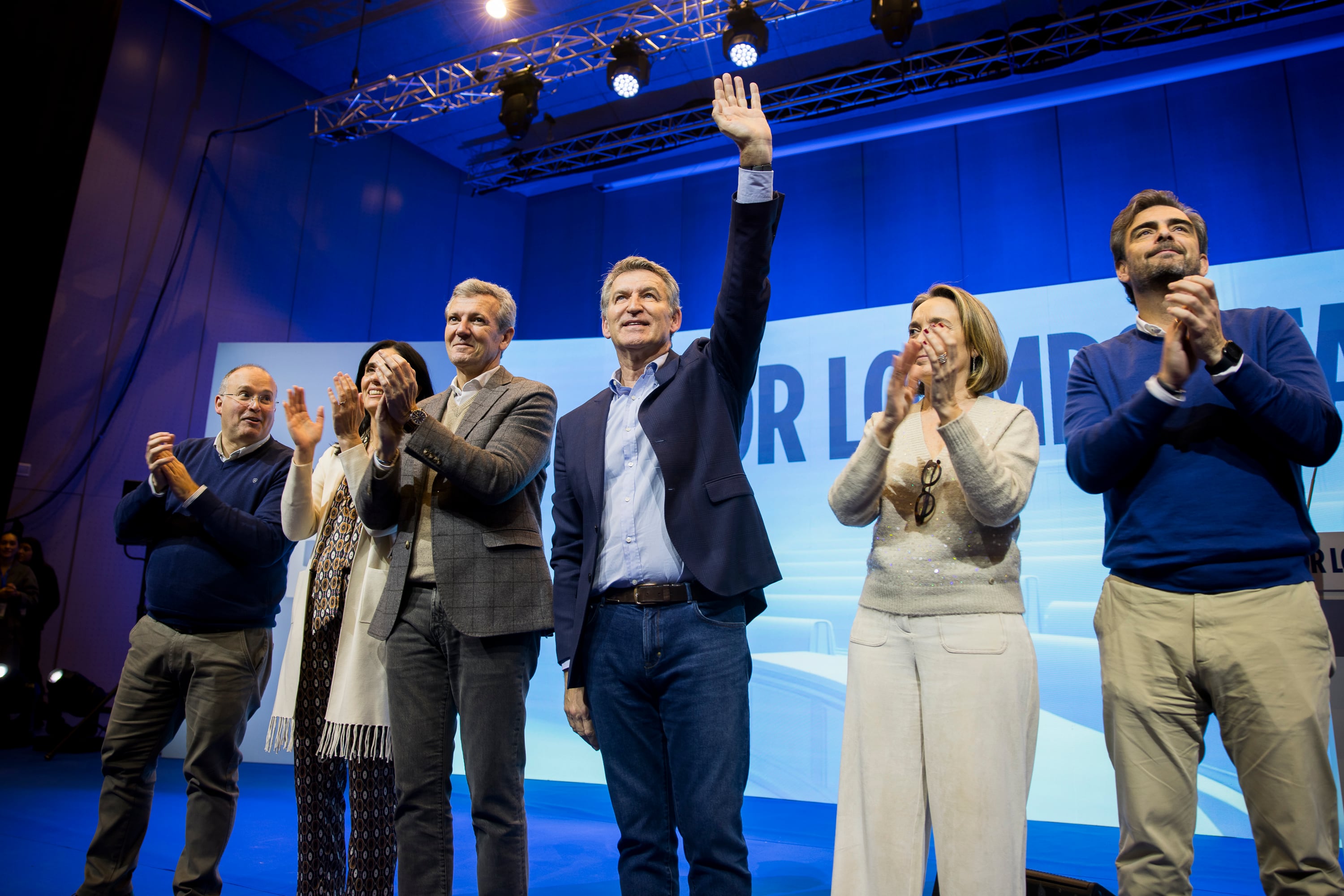 El presidente del Partido Popular, Alberto Nuñez Feijóo, junto al presidente del PP de Galicia, Alfonso Rueda, y otros dirigentes del PP, este domingo, en A Coruña. 