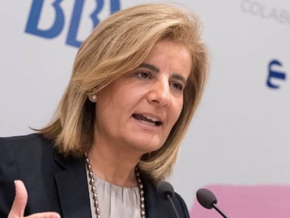 La ministra de Empleo y Seguridad Social, Fátima Báñez, durante su intervención en el Ciclo 'Andalucía en Femenino' que organiza el diario ABC de Sevilla.