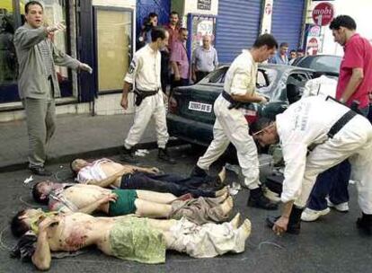 Expertos forenses marcan los cadáveres de tres militantes islamistas abatidos en 2002 en el centro de Argel.