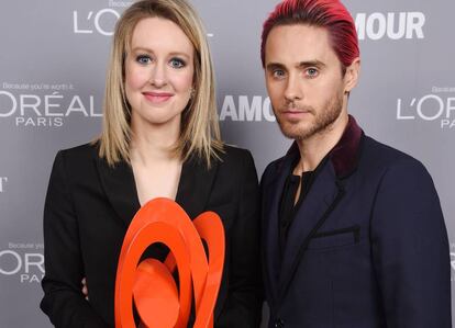 Elizabeth Holmes, fundadora de Theranos, junto al actor Jared Leto tras recibir en 2015 el premio Glamour Women Of The Year. Ese mismo año empezaron los problemas para su 'startup'.