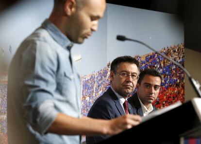 Iniesta, durante la lectura de su carta a Xavi. 