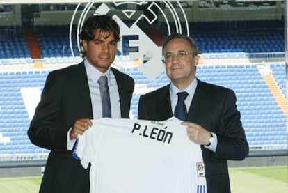 Pedro León posa junto a Florentino Pérez durante su presentación a los medios como nuevo jugador del Real Madrid