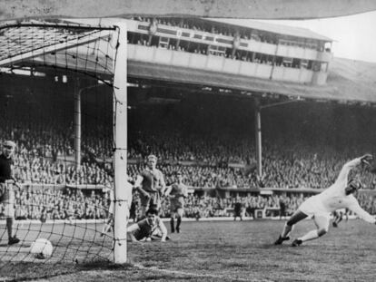 Alfredo di Stéfano marca el primer gol del Madrid durante la final de la Copa de Europa disputada en Hampden Park de Glasgow (Escocia), que finalizó con el resultado de Real Madrid 7-Eintracht Francfort 3.