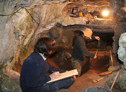 Miembros del equipo de investigación durante su excavación de julio en la cueva de Valdavara (Becerreá).