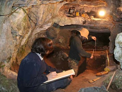 Miembros del equipo de investigación durante su excavación de julio en la cueva de Valdavara (Becerreá).