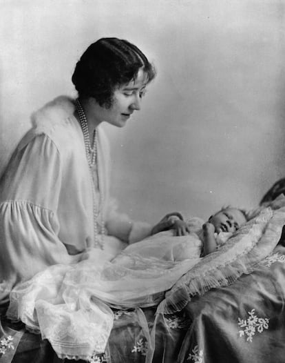 Isabel, duquesa de York, con su hija, la futura reina Isabel II, nacida el 21 de abril de 1926.