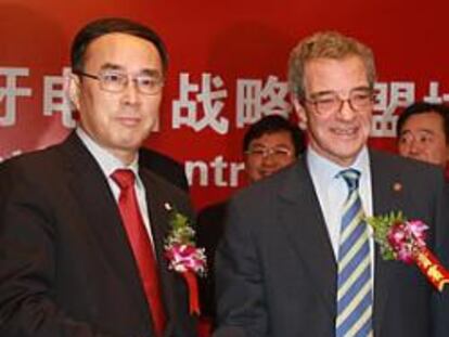 Chang Xiaobing, presidente de China Unicom, y César Alierta, presidente de Telefónica, tras reforzar su alianza en 2009