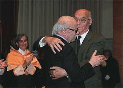 José Saramago abraza a Ernesto Sábato en la Universidad Carlos III.