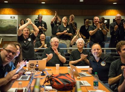 Miembros del equipo científico de la sonda 'New Horizons' aplauden la llegada de una nítida imagen de Plutón, el 14 de julio, desde el centro de control en la Universidad Johns Hopkins, en Laurel, Maryland (EE UU).