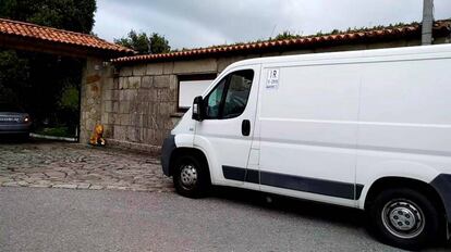 Furgoneta en la que Manuel Charlín regresaba esta mañana del hospital a la vivienda familiar.