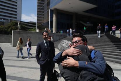 El cónsul adjunto de España en Caracas, Julio Navas (a la izquierda), acompaña la salida de los periodistas de la agencia Efe Gonzalo Domínguez (a la derecha), Maurén Barriga, y Leonardo Muñoz. Los tres reporteros que fueron detenidos este miércoles por el servicio de inteligencia de Venezuela, y fueron liberados hoy.