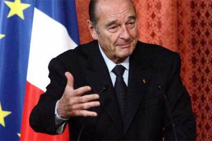 El presidente francés, Jacques Chirac, se dirige a la nación ayer desde El Elíseo.