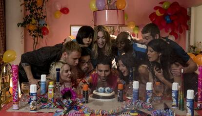 Cena do episódio de Natal de 'Sense 8', série cancelada pela Netlix