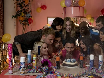 Cena do episódio de Natal de 'Sense 8', série cancelada pela Netlix