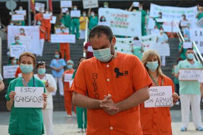 Un sanitario rompe a llorar en la movilización frente al hospital Gregorio Marañón. 