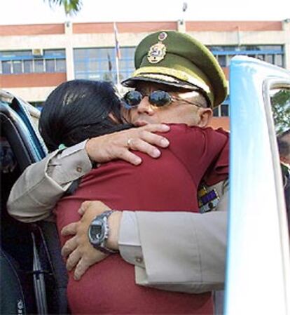 Pérez Villalobos abraza a su mujer después de ser liberado en Caracas.