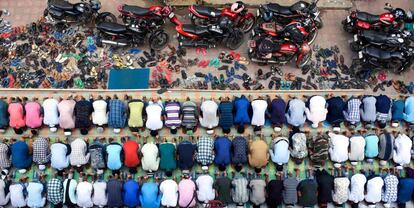 Musulmanes ofrecen oraciones del viernes durante el Ramadán en India.