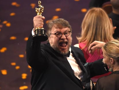 O mexicano Guillermo del Toro com seu Oscar de melhor diretor. 