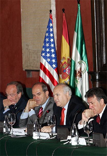 De izquierda a derecha, Carlos Westendorp, Manuel Chaves, Miguel Ángel Moratinos y Robert Manzanares, en Sevilla.
