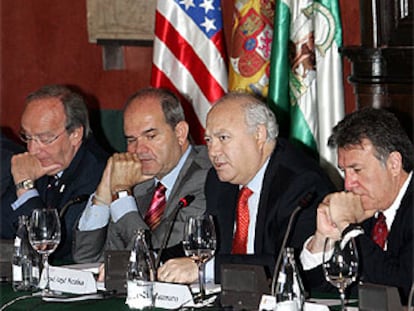 De izquierda a derecha, Carlos Westendorp, Manuel Chaves, Miguel Ángel Moratinos y Robert Manzanares, en Sevilla.