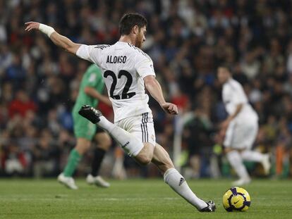 Xabi Alonso durante el partido contra el Racing de Santander, correspondiente a la undécima jornada de Liga de Primera División, en el estadio Santiago Bernabéu, en Madrid (España), el 21 de noviembre de 2009.